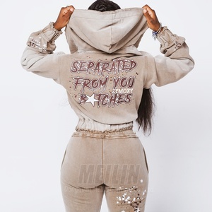 Ensemble de survêtement gris deux pièces pour femme, avec sweat à capuche zippé et pantalon de survêtement, design tendance, effet vieilli, par des fabricants de vêtements personnalisés - Product Image 3