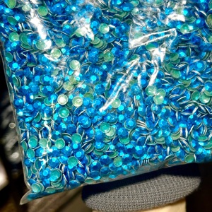 Venta al por mayor a granel de tachuelas termoadhesivas octogonales de 6mm azul real, de acrílico de base plana, estilo Buffalo Bills, para adornos de prendas, fabricante de pedrería - Product Image 3
