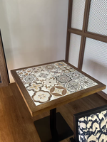 Café arabe Ensemble de table à manger en bois massif Carreaux de mosaïque de luxe Dessus de table en céramique Table et chaise de café carré pour restaurant