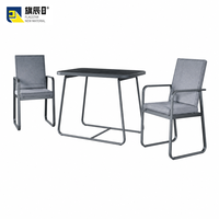 Ensemble de salle à manger d'extérieur 3 pièces avec table à base de traîneau en métal et 2 fauteuils rembourrés, finition charbon grain de bois pour patio