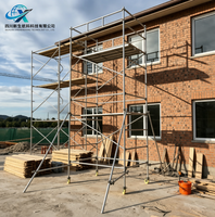 Système d'échafaudage en alliage d'aluminium personnalisable avec étaux extensibles et ensembles de garde-corps de sécurité intégrés