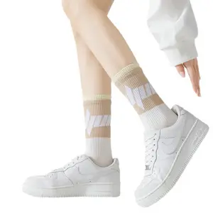 Chaussettes d'équipage déodorantes et absorbant la sueur personnalisées Chaussettes respirantes imprimées de lettres de mode en gros