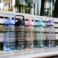 Bouteille d'eau de sport de grande capacité 2L avec paille et marqueur de temps Pichet en plastique étanche sans BPA pour salle de sport, extérieur