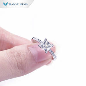 Anillo de Compromiso Romántico Solitario Tianyu de Plata de Ley S925 con Baño de Oro de 18k y Moissanita de Corte Princesa de Lujo de 5.5mm - Product Image 3