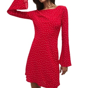 เดรสสั้นลำลองคุณภาพสูงสำหรับฤดูใบไม้ผลิและฤดูร้อน ดีไซน์หรูหรา สีแดง แขนสั้น คอเหลี่ยม สวมใส่สบายในชีวิตประจำวัน - Product Image 1