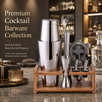 Set Shaker Koktail Boston Baja Tahan Karat Dengan Dudukan Bambu Logo Kustom Peralatan Pencampur Bartender Profesional Perlengkapan Hadiah untuk Bar Rumah