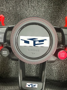 Volant sport en fibre de carbone suédé personnalisé de qualité supérieure avec boutons <span class=keywords><strong>R8</strong></span> et marqueur central <span class=keywords><strong>rouge</strong></span> pour voitures S6, S7, A5, A6, A7, C7, Q3, Q5, etc. - Product Image 4