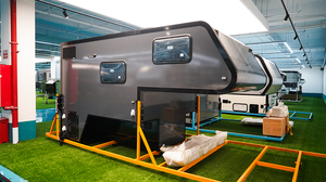 Mini-camping-car en aluminium moderne et léger, étanche, avec panneaux solaires, toilettes, cuisine et douche pour camping 4x4 - Product Image 1