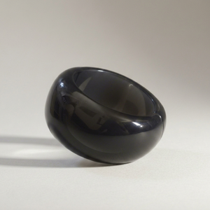 Bracelet manchette artisanal en résine noire, large et massif, avec dôme convexe, en résine unie, style obsidienne, bijou de déclaration - Product Image 1