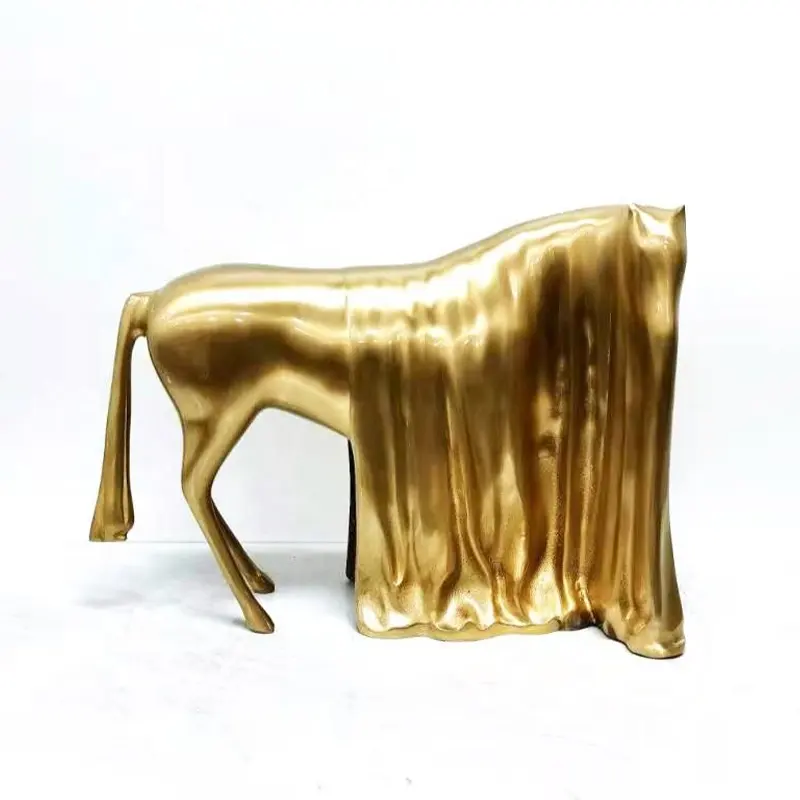 Statues élégantes de cheval en or de luxe Morden de haute qualité pour décoration d'intérieur Sculptures de petite taille abstraites poney en laiton ameublement de maison