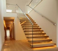 Escalier flottant droit : Design minimaliste, fixations discrètes