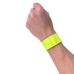 Aangepaste Pvc Reflecterende Vinyl Sport Armband Polsband Met Hologram & Dot Sticker Intrekbare Snap Voor Veiligheid