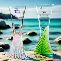 Trophée en cristal de verre gravé sur mesure haut de gamme en forme de sommet de montagne pour la reconnaissance annuelle des employés exceptionnels