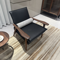 Un cadre en noyer noir d'Amérique du Nord et un design minimaliste offrent un fauteuil en cuir marron moderne et confortable pour toutes les pièces.