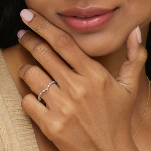 Anillo de banda curva de plata 925 con moissanita y diamantes para mujer, joyería nupcial para aniversario de bodas - Product Image 3