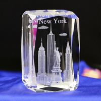 Cube en cristal poli gravé au laser 3D, bâtiment emblématique de New York avec base lumineuse USB pour cadeau, bloc de cristal en verre personnalisé