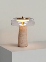 Lampe de table moderne de luxe en travertin avec abat-jour en verre et anneau lumineux en laiton doré pour projet hôtelier, chambre et décoration de villa