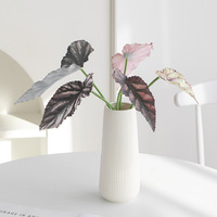 Vase de table en céramique blanche bisque moderne fait à la main avec des rayures, herbe de la pampa, décoration de salon, hôtel, mariage