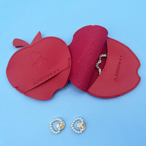 Vente en gros de sacs d'emballage pour bijoux en cuir pliables de luxe personnalisés en forme de pomme avec logo en relief - Product Image 2