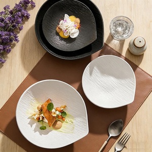 Service de table en céramique sur mesure, fabriqué à la main avec effet sous glaçure, bol à salade en porcelaine pour une expérience culinaire unique - Product Image 4