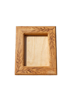 Cornice Fotografica in Legno di Ulivo Personalizzabile ed Ecologica |   Design Inciso con Foglie di Ulivo Greco, Artigianato Saniya - Product Image 1