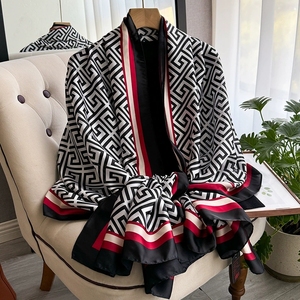 Sciarpa di <span class=keywords><strong>seta</strong></span> stampata a quadri alla moda per le donne Foulard di marca di lusso femminile copricostume da spiaggia <span class=keywords><strong>nero</strong></span> scialli e sciarpe da donna - Product Image 2