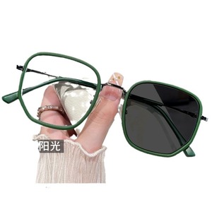 Gafas Planas Fotocromáticas Anti-Luz Azul para Mujer, Color Blanco Leche, Diseño que Adelgaza el Rostro, Dosis Variable, Novedad 2026 - Product Image 5