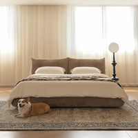 Lit double modulaire minimaliste italien, grand lit rembourré à bords arrondis avec cadre en bois de pin, lit design pour chambre à coucher