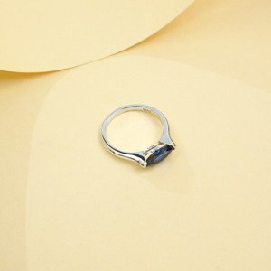 Bague minimaliste classique en argent sterling S925 plaqué rhodium de haute qualité avec saphir cultivé en laboratoire - Product Image 4