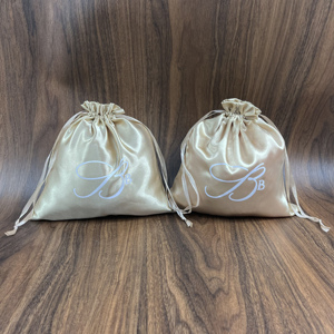 Pochettes personnalisées en satin bleu clair et or champagne avec cordon de serrage, imprimées du logo, pour emballage de perruques et de mèches, sacs de rangement anti-poussière en satin - Product Image 2