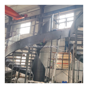 Foshan Escalier incurvé de style au design moderne, balustrade en verre à poutre en acier, marche en bois pour appartement, fabriqué <span class=keywords><strong>par</strong></span> un producteur d'escaliers - Product Image 1