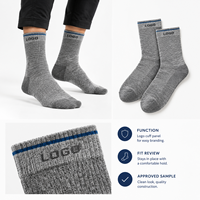 Chaussettes en fibre écologique recyclée gris anthracite pour le sport, avec logo sur le revers, texture naturelle, ajustement parfait, production en vrac, évaluation des illustrations, classification des tailles