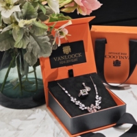 Boîte d'emballage pour bijoux à couvercle rabattable, coque en papier orange avec doublure en velours noir, boîte cadeau personnalisée pour collier, bague, bracelet