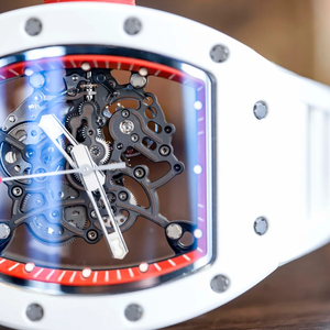 Montre Homme Squelette Automatique ETA Blanche avec Accents Rouges, Boîtier en Fibre de Carbone, Bracelet en Caoutchouc, Aiguilles, Style Sportif - Product Image 4