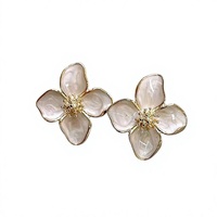 Anting-anting gantung wanita model semanggi empat daun dari bahan alloy yang sedang tren & anting-anting jepit minimalis motif kembang sepatu 3D dengan nuansa mewah