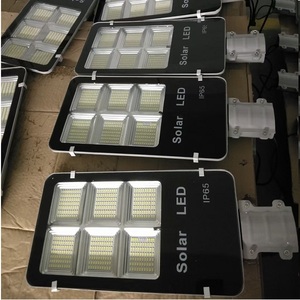 Farola LED Solar de 100W IP65 con Construcción de Aluminio Fundido a Presión y Luz Diurna de 6000K - Product Image 2