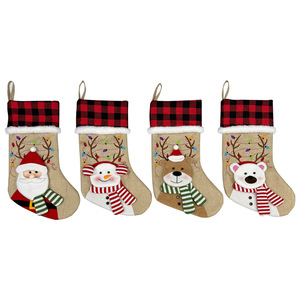Ensemble de chaussettes de Noël à carreaux Buffalo - Chaussettes de Noël Père Noël, Bonhomme de neige, Renne, Ours pour décoration suspendue au foyer des fêtes - Product Image 1