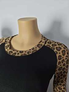 ชุดลำลองสำหรับสาวไซส์ใหญ่และสูง เสื้อคอเหลี่ยมแขนยาวพร้อมกางเกงทรงบานลายเสือดาวสำหรับใส่ลำลอง - Product Image 4