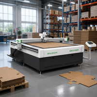 Utilisation d'un couteau oscillant pour couper le carton pour créer des boîtes de présentation, des boîtes à pizza et d'autres structures en carton.