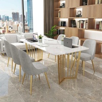 Table à Manger de Luxe GEDO 6 Places, Plateau Carré Moderne en Marbre avec Pieds Dorés Simples pour Maison ou Hôtel