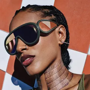 2023 sınır ötesi büyük çerçeve tarzı Punk Hip-hop açık geniş büyük yaratıcı çerçeve pembe UV 400 adet güneş gözlüğü kadınlar için