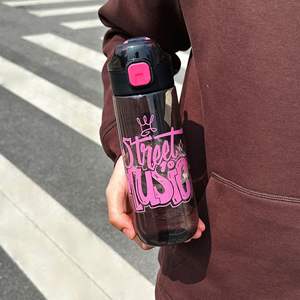 Bouteille d'eau de sport en plastique colorée personnalisée, 700 ml, 23 oz, sans BPA, en PE, avec corde portable, pour la motivation à la remise en forme - Product Image 4