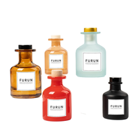 Vente en gros de flacons en verre ambré rouge de luxe de 50 ml pour diffuseurs à bâtonnets, avec un emballage noir élégant et des options de couleurs vibrantes