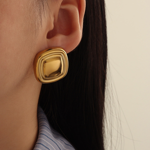 Pendientes <span class=keywords><strong>de</strong></span> <span class=keywords><strong>dos</strong></span> tonos para mujer <span class=keywords><strong>de</strong></span> acero inoxidable chapado en oro <span class=keywords><strong>de</strong></span> 18K, pendientes <span class=keywords><strong>de</strong></span> joyería <span class=keywords><strong>de</strong></span> moda cuadrados hinchados, pendientes gruesos <span class=keywords><strong>de</strong></span> estilo Ins - Product Image 4