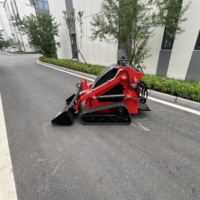 Chargeuse compacte sur roues facile à utiliser avec tarière et godet à rainures en V pour vergers et petits terrains municipaux