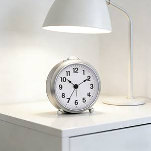 Réveil de chevet en quartz argenté de 4 pouces au design moderne avec fonction snooze et lumière - Product Image 2