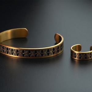 Conjunto de Joyería de Moda: Pulseras de Acero Inoxidable Esmaltado Personalizadas de Nuevo Estilo, Anillo con Dijes PVD de 18K y Brazaletes Dorados - Product Image 6