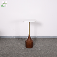 Table basse d'angle moderne de luxe avec base en bois et plateau en marbre rond de style nordique pour le salon