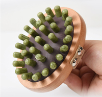 Brosse de massage du cuir chevelu en jade naturel avec logo personnalisé avec outil de drainage lymphatique en bois de hêtre de qualité supérieure vert et blanc