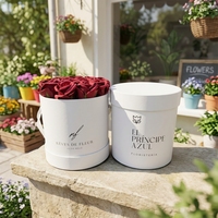 Boîte cadeau cylindrique moyenne en carton blanc pour l'emballage de fleurs de la Saint-Valentin avec revêtement UV et gaufrage personnalisable